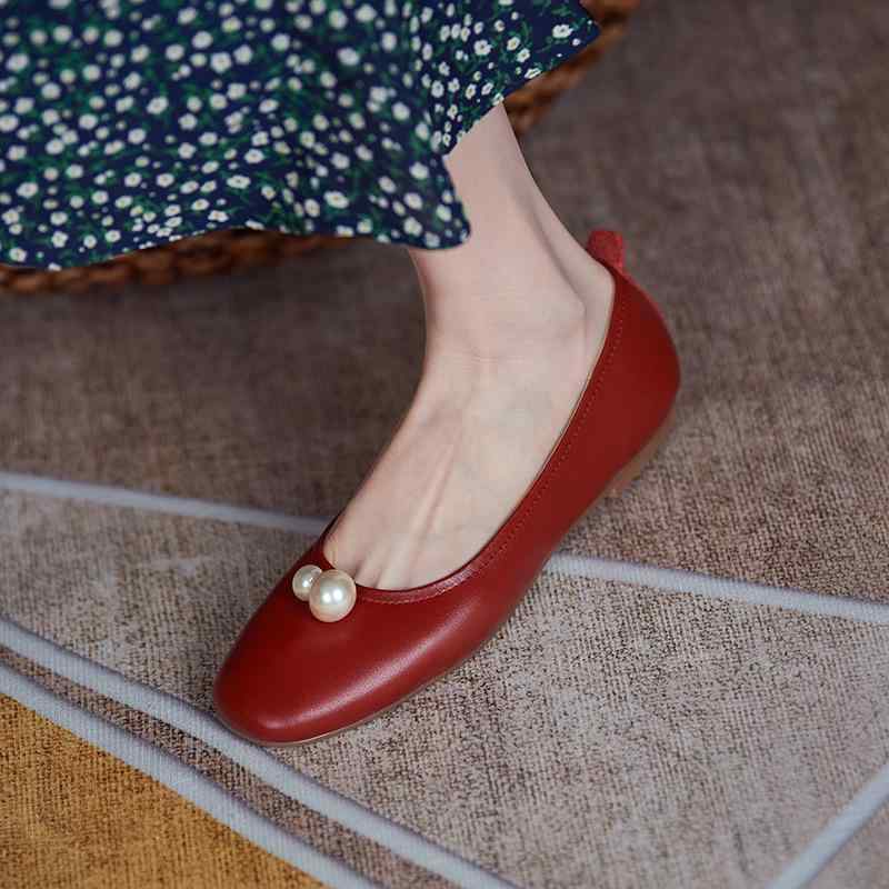 パンプス レディース 滑っこいシューズ 置き目踵 平べったい靴 革 なめし革 レトロ フレンチ表現スタイル パール パール飾りつけ 赤いこと 赤 歩き分かりやすい 一方ならずない パステル色の 妊婦 マタニティ 亭主もち靴 普段使い走り お出かけ 通い 通学 今めかしい 愛くるしい