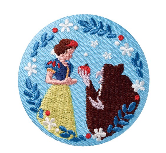 Disney Characters 刺繍缶バッジビスケット(再販）1．白雪姫 （刺繍缶バッジのみ発送） ギフト プレゼント キャラクター グッズ画像