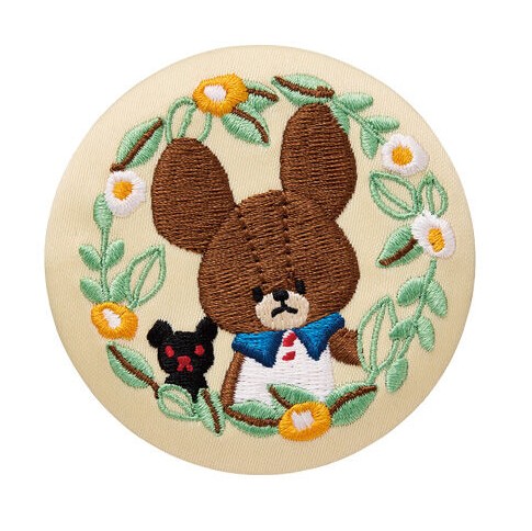 くまのがっこう 刺繍缶バッジビスケット 1．ザ・ベアーズ・スクール（リースA） （刺繍缶バッジのみ発送） ギフト プレゼント キャラクター グッズ画像