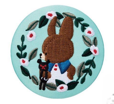 くまのがっこう 刺繍缶バッジビスケット 2．ザ・ベアーズ・スクール（リースB） （刺繍缶バッジのみ発送） ギフト プレゼント キャラクター グッズ画像