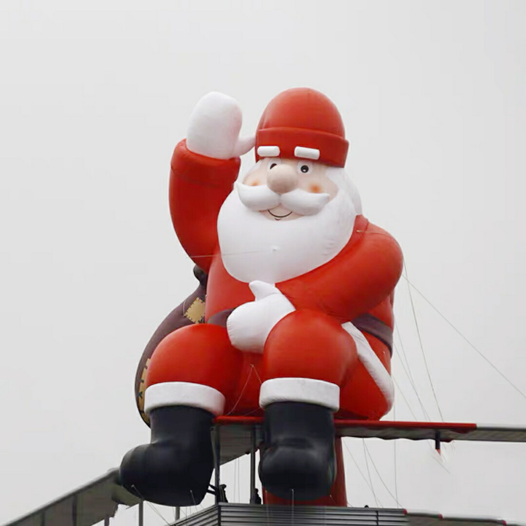 A031324クリスマス飾りつけ サンタさん 飾りつけ 膨らます 出来事  庭 露天かざり付ける