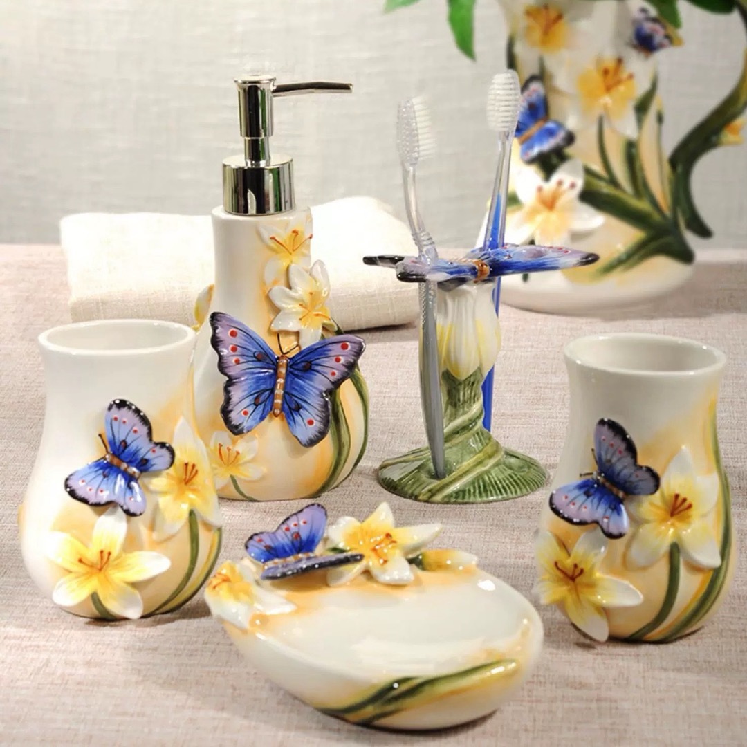 a063297蝶と百合の花主題  二階建てバス備品5点 仕掛ける瀬戸もの製 御前上等感 洗面所グッズ