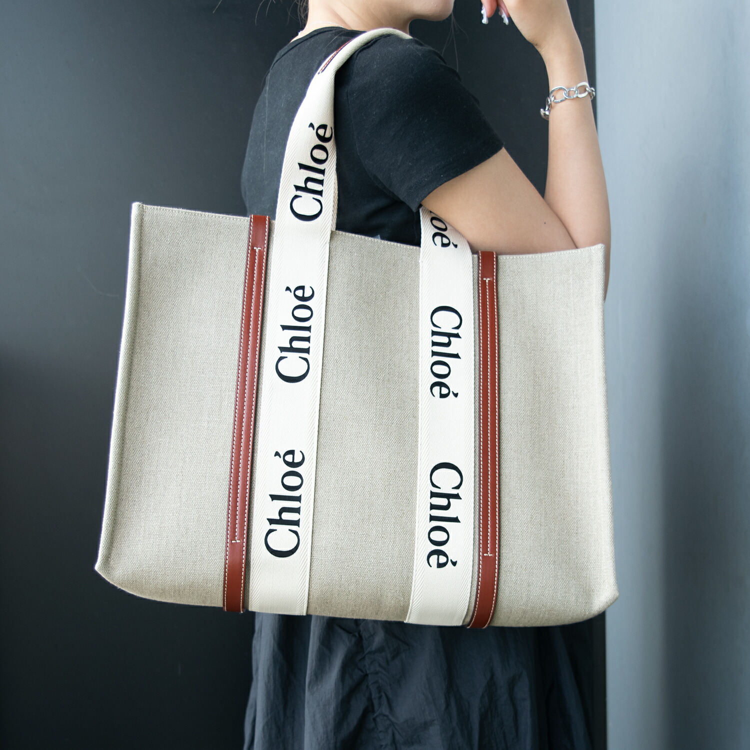 【送料 関税込】Chloe Woody ラフィア風トートバッグ ミディアム CHLOÉ Woody ラージ ラフィア トートバッグ レザートリム | NET