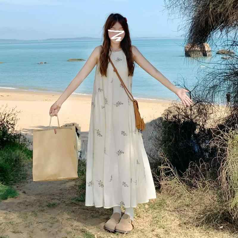 ワンピース レディース 夏 ノースリーブ ハルターネック ストラップ 小花柄 刺繍 ロングドレス リゾート ビーチ フレンチ スタイル 軽やか 綿素材 女性用 ドレス トップス スカート 組み合わせ 日常使い 海辺 度假 風 花柄 魅惑的 シルエ