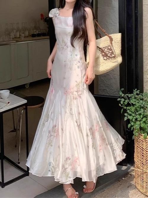 衣装 成人女性用 小・異 雪紡 夏 長丈 吊り下げ 花柄 白いこと 非対称的 肩紐 軽さ 通気性 太陽面爆発 膝下丈 花柄刷り上げる 涼感 生新しい 成人女性らしい 影ぼうし ゆったり 女子らしい ガーリー ロング御召しもの midi丈