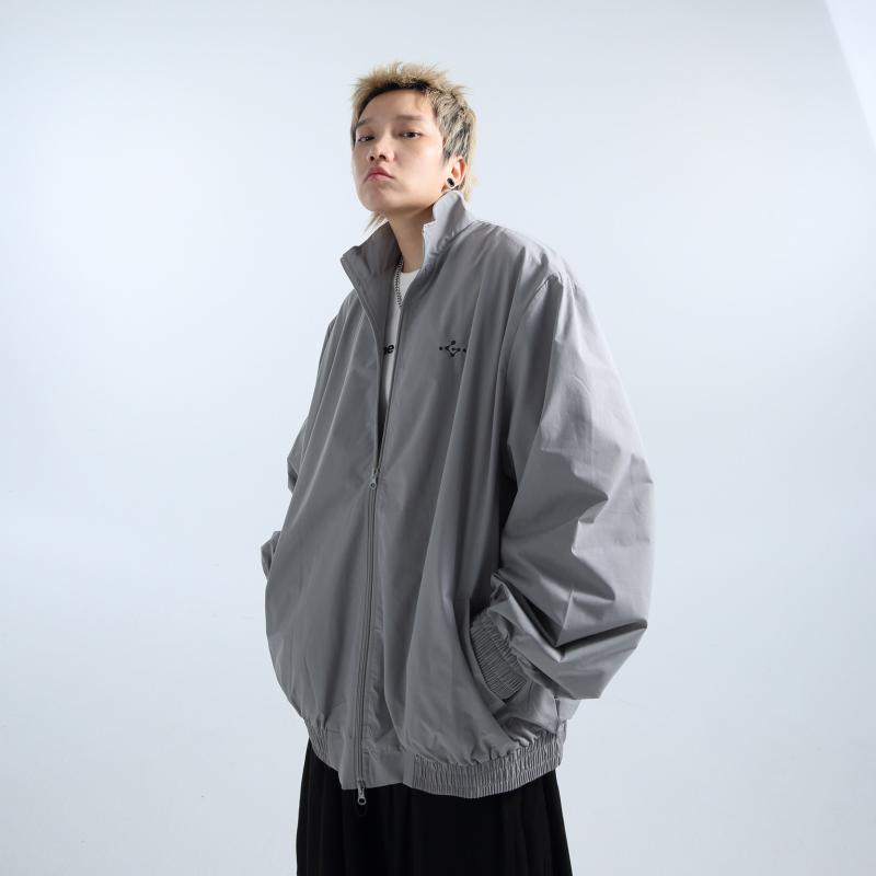 コーチジャケット ユニ一発やる 古典派音楽 広広とした肩先 大層らしい影ぼうし 風合い 照明ランプ色合い ファスナー 心地好い アウター