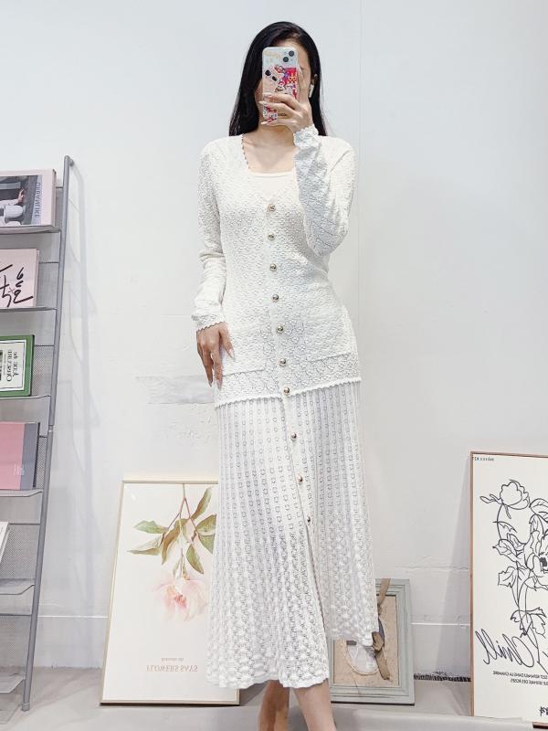 ワンピース 女性用 フレンチスタイル 気品 レース 花柄 刺繍 切り替え Vネック 長袖 ニット カーディガン ロングスカート 軽量 伸縮性 コットン混 ブラック ピンク系 アイボリー 秋冬 普段使い 通勤用 21,241円