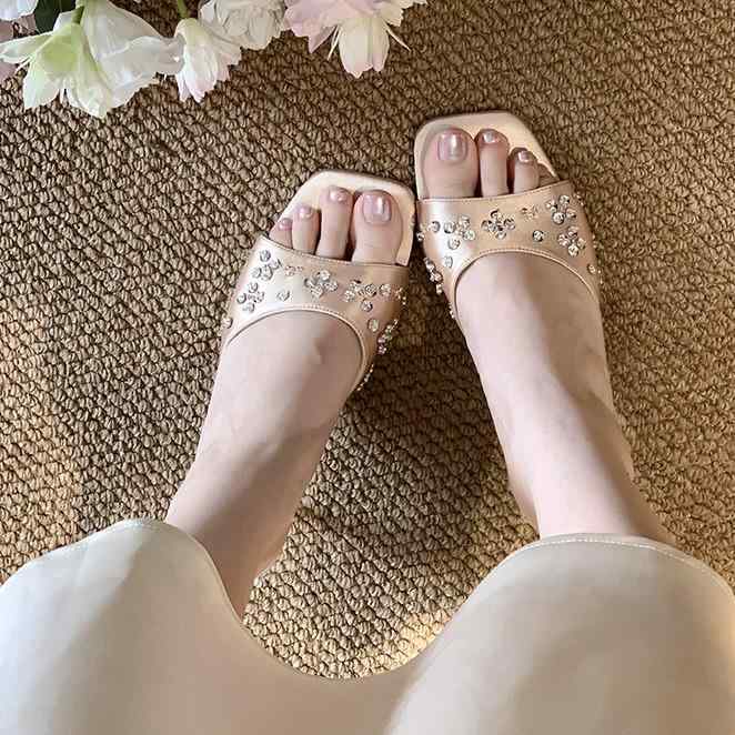 サンダル レディース 夏用 キットンヒール スクエアトゥ 細踵 伝達ルート石ころ 繻子 花瓣  お上さん用 外履き 軽さ 冷やりとした 痛いところ 今めかしい 普段使い