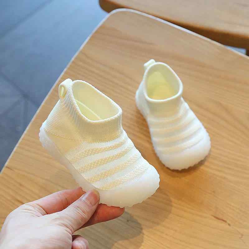 ベビーシューズ 女の子用 毛虫モチーフ 学歩靴 柔らかソール 機能性 滑り止め 春夏秋用 室内外対応 軽量 かわいい 03歳