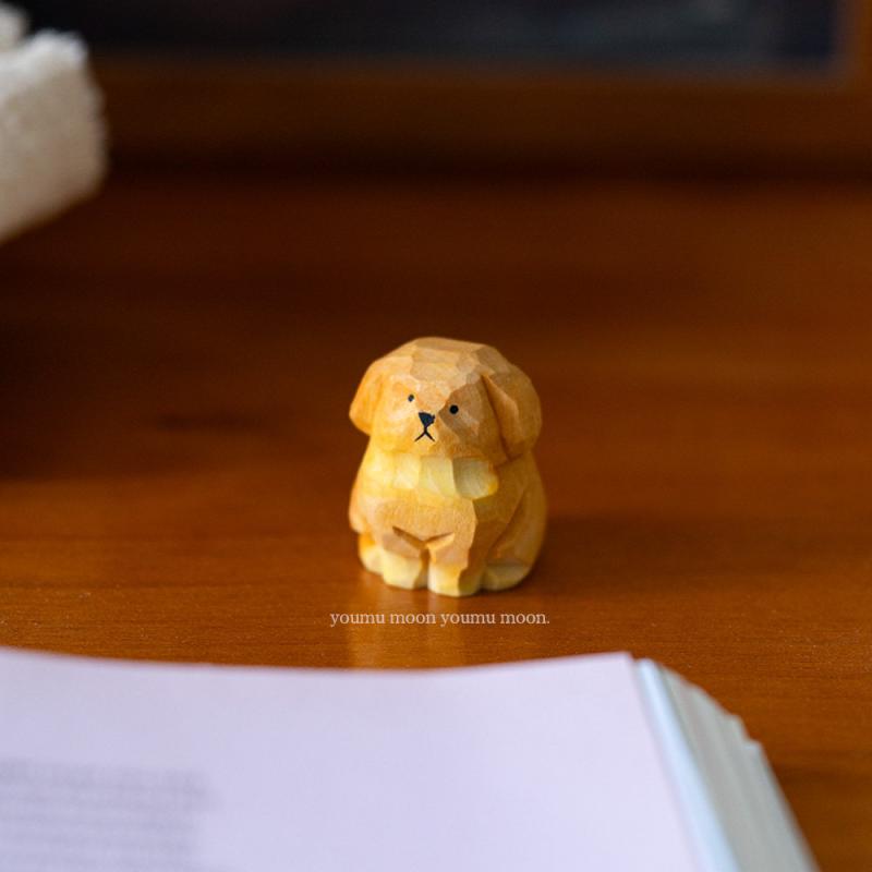 木彫り 置物 ゴールデンレトリバー 小型犬 木陰 涼む ポーズ かわいい 癒し系 木 デスク 飾り インテリア 癒しグッズ 動物フィギュア 木製