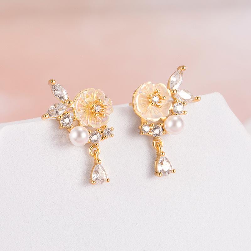 ピアス イヤリング 女性用 フラワーモチーフ シルバー 軽量 ジルコニア 真珠 花柄 シンプル 普段使い 華奢デザイン かわいい アクセサリー 耳飾り ファッション小物