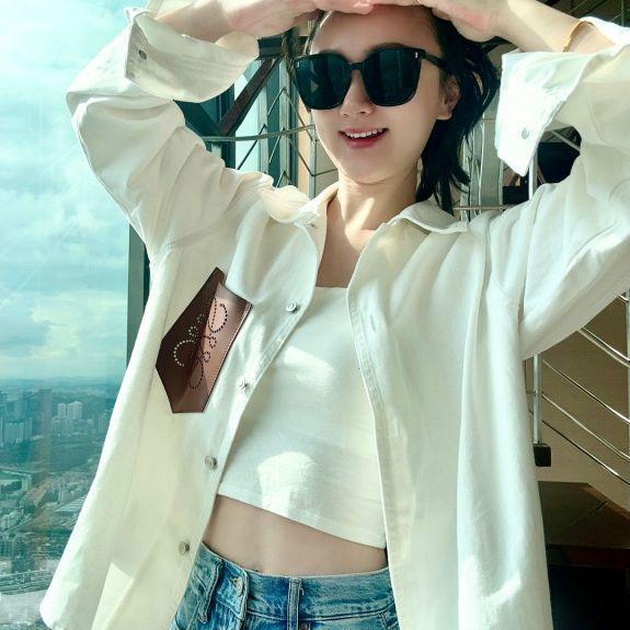 トップス 女性用 白色 デニム シャツ 牛革 切り替え デザイン 透け感 ロゴ プリント 百搭 コーディネート 軽量 コットン 素材 伸縮性 吸湿速乾 通勤 普段使い カジュアル スタイル