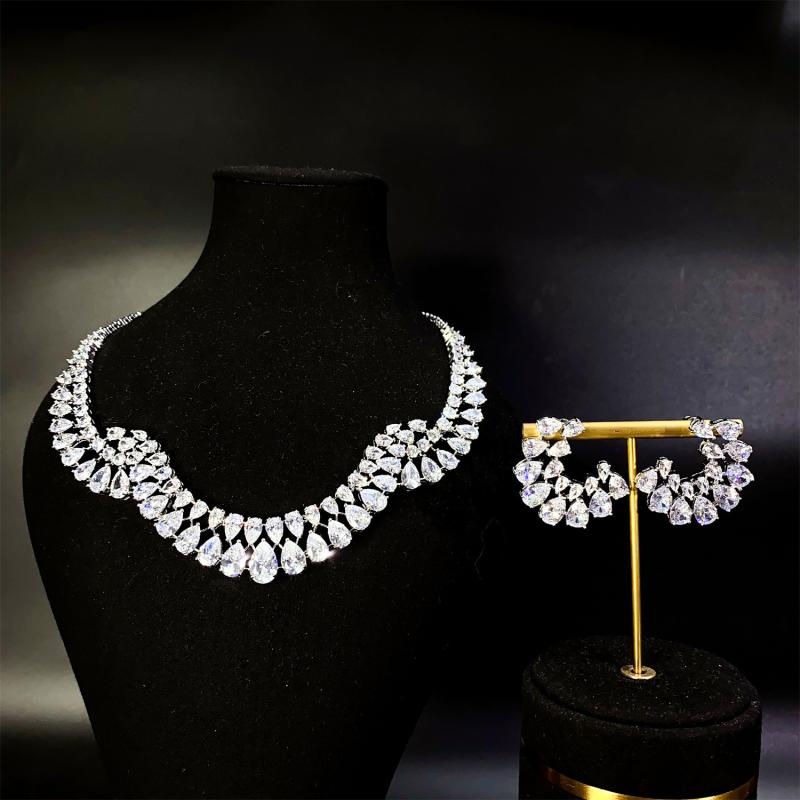 ピアス イヤリング ネックレス セット 女性用 ジルコニア 幾何学 高級感 輝き ファッション 気品 アクセサリー ジュエリー シンプル モダン 輝く スタイリッシュ 日常使い 華やか ｜リバーパディ