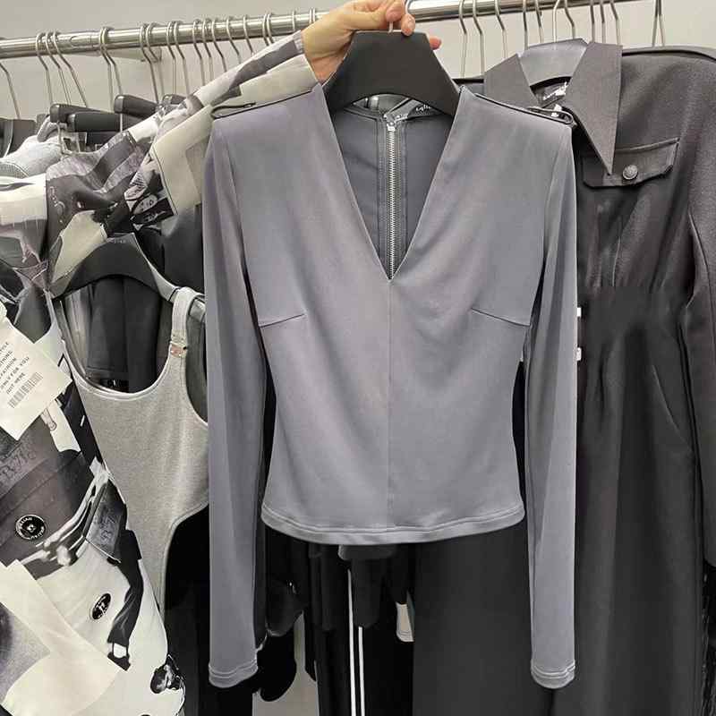 秋冬 ロングスリーブ Tシャツ 女性用 トップス Vネック 肩パッド 皮ボタン 後ろジッパー ボディフィット スリム 修身 高級感 ブラック グレー ベージュ ニット混 伸縮性 通勤 普段使い レイヤード 暖か 軽量