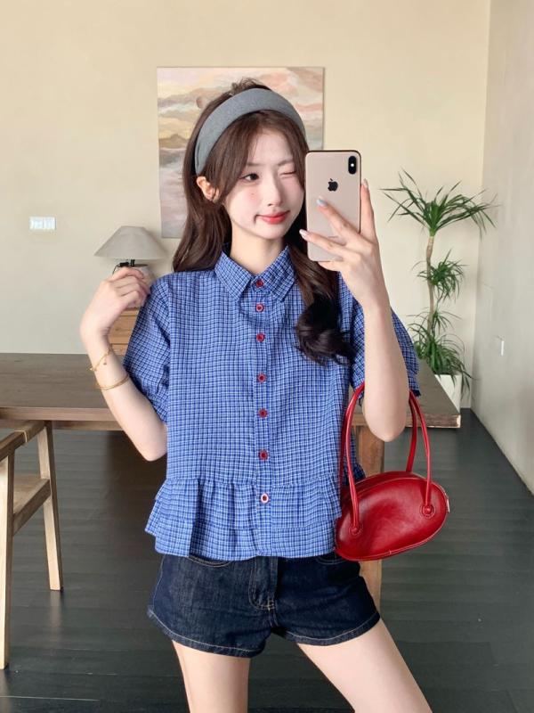 ブラウス 女性用 春夏 ブルー チェック柄 シャツ トップス 韓国 スタイリッシュ フリル 袖口 装飾 短丈 トレンド 軽量 通気性 コットン 混紡 素材 普段使い カジュアル コーディネート 爽やか デザイン センス