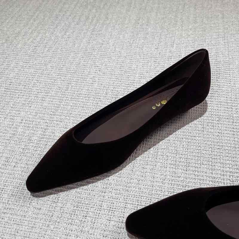 パンプス レディース 婦人靴 羊革 本革 ウェッジソール ぺたんこ フラットシューズ ポインテッドトゥ 浅口 低ヒール 歩きやすい 疲れない 柔らかい 履き心地 通勤用 オフィス 普段使い カジュアル フォーマル シンプル 無地 きれいめ レトロ 高級感|リバーパディ