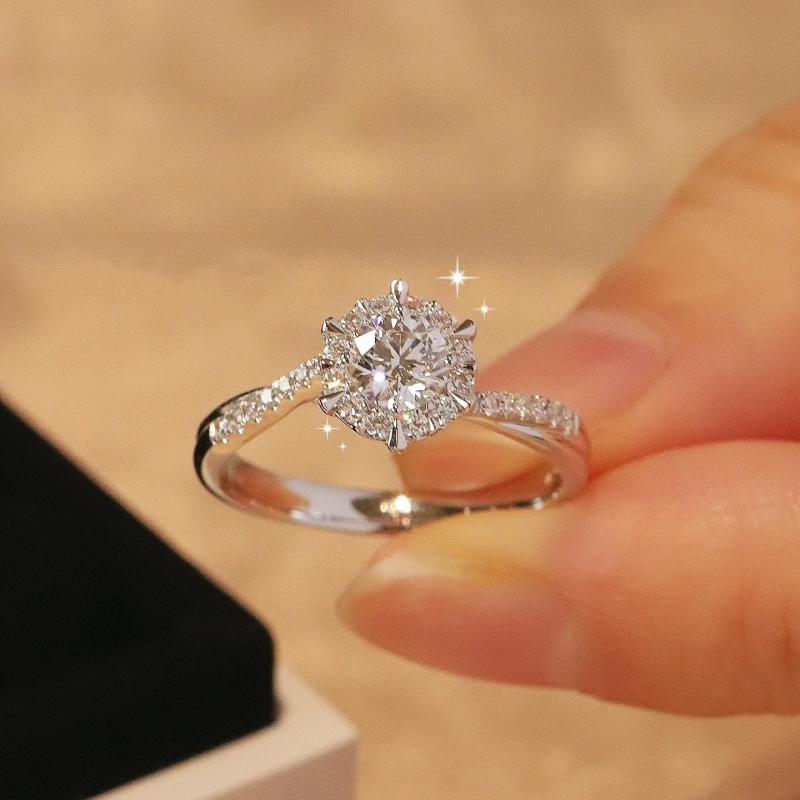 指輪 女性用 純銀 1g ラモサンストーン 軽量 高級感 ツイストアーム 4爪 リング 雪花 太陽花 デザイン 婚約用 シンプル ジュエリー 指輪 女性用 アクセサリー ラグジュアリー スタイル 輝き 日常使い 華やか ギフト向き 繊細 モダン