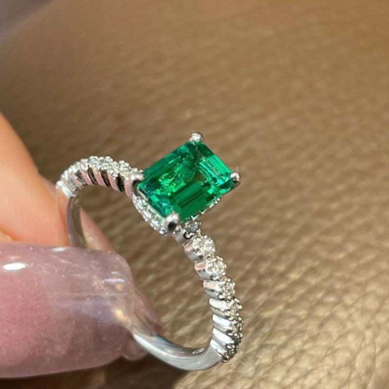 指輪 女性用 合成エメラルド ジルコニア 輝く カット クラシック 日常使い 小さめ パーティ シンプル デザイン シルバー調 スタイリッシュ ジュエリー アクセサリー ギフト かわいい 繊細 輝き