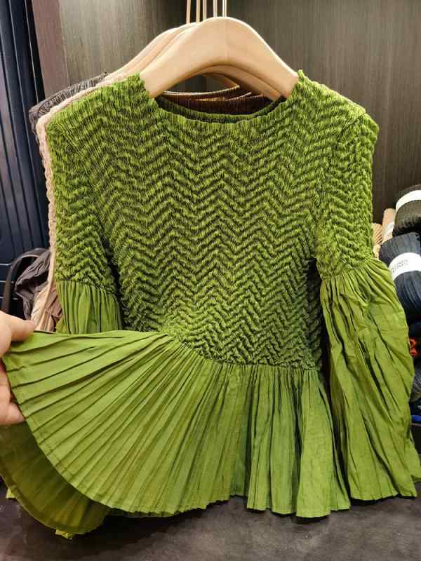 ブラウス 女性用 夏 接触冷感 デザイン 泡泡袖 純色 プリーツ トップス 気質 通勤 普段使い 百搭 スリム スタイリッシュ シャツ 軽量 吸湿速乾 切り替え Vネック ブラック ピンク系 アイボリー 5,359円