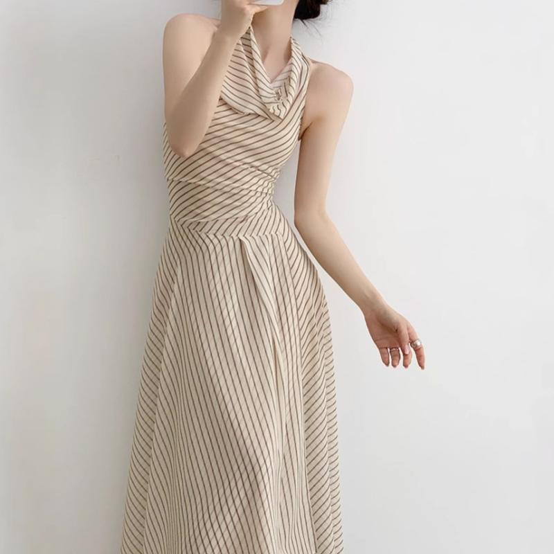 ワンピース 女性用 春夏 無袖 ロングスカート 法式 気品 デザインワンピース ハングネック ストライプ柄 杏色 軽量 通気性 ビーチリゾート 普段使い 伸縮性 コットン混 ゆったりシルエット 涼感素材