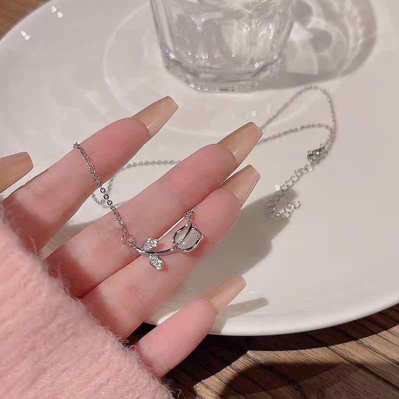 ネックレス 女性用 フレンチスタイル 復古デザイン 気品ある 鎖骨チェーン 純銀 郁金香モチーフ 白玉髓 スターリングシルバー かわいい アクセサリー 普段使い 軽量 シンプル シルバーアクセサリー ロマンチック クラシック