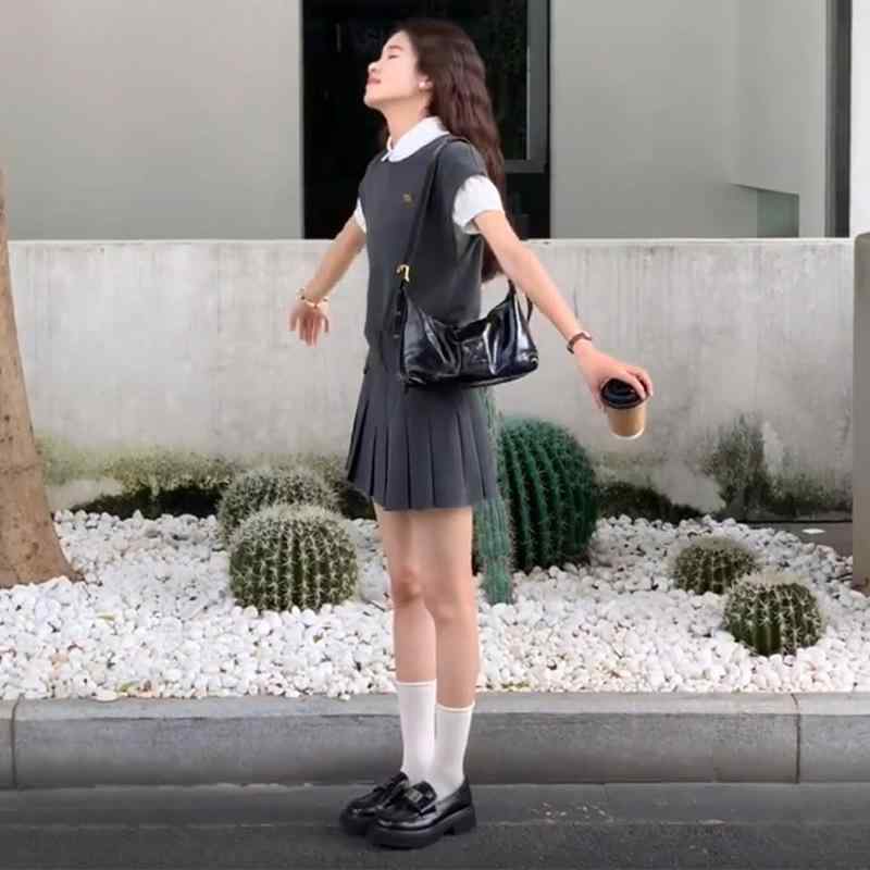 レディース 秋 ニット カーディガン 短袖 背心 修身 スリム フィット 百搭 レイヤード マキシム ショート ウール セーター トップス コンパクト デザイン 軽量 伸縮性 吸湿速乾 秋冬 コーディネート 普段使い 秋色 カラー