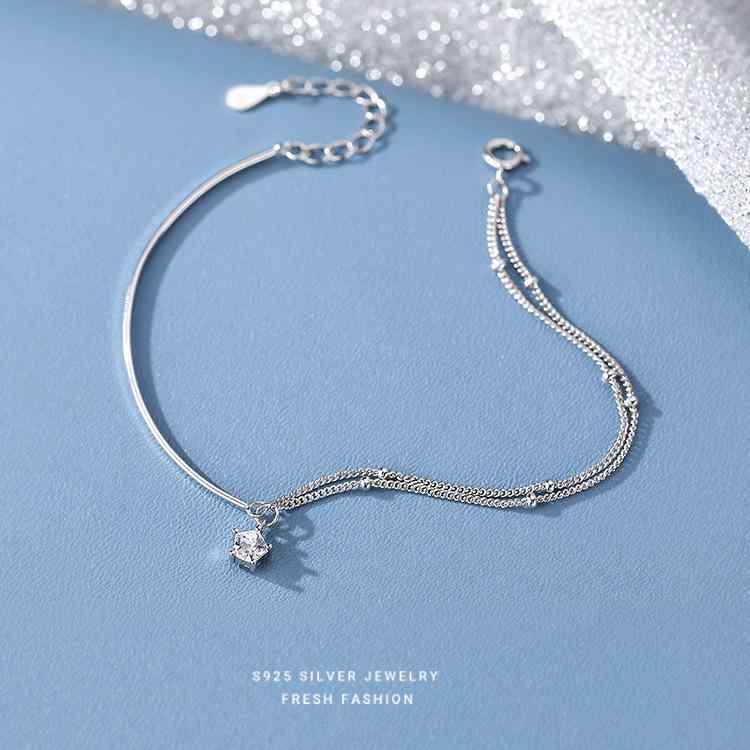 シルバーチェーンブレスレット 女性用 軽量 百貨店 シンプル スタイリッシュ レイヤード 再生シルバー アクセサリー 普段使い ギフト かわいい デザイン 細身 輝き ジュエリー 腕輪 手首回り モダン 洗練 日常コーデ シルバーアクセント レイヤード