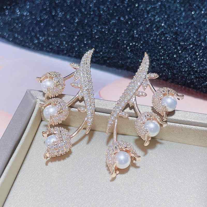 イヤリング 女性用 ファッション アクセサリー 立体 花 デザイン 真珠 装飾 ジルコニア 埋め込み 欧米 韓国スタイル トレンド 華やか 日常使い 軽量 シルバー ゴールド ピンク系 イヤーカフ ドロップ シンプル 洗練