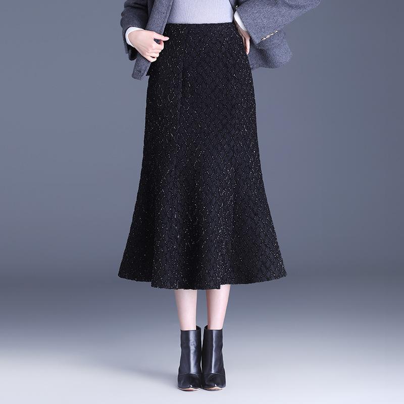 スカート 秋冬 女性用 魚尾 ミディ丈 暖かみ 厚手 ハーフスカート 光沢 チェック柄 格子柄 フォーマル モード 光沢生地 暖かい 膝下丈 切り替えデザイン 秋冬用 暖色系 ウール混 コート合わせ フォーマルスタイル 暖か素材 膝丈 モード感 光沢加工