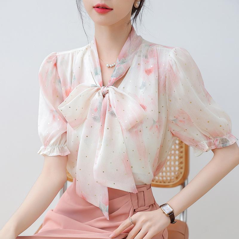 ブラウス 女性用 春夏 フレンチスタイル プリント柄 蝶結び 短袖 シャツ トップス 甘め 優しい合い かわいい フリンジ リボン 軽やか コットン混 ソフト素材 通勤 普段使い 淡いカラー フェミニン シルエット 吸湿速乾 涼しい