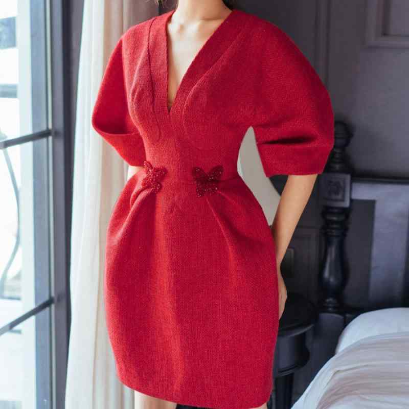 ワンピース 女性用 秋 立体 蝶々 ビーズ 赤 気質 粗花ね ミニドレス 切り替え デザイン コート ロング丈 膝丈 フレア スカート ウール混 暖か 光沢 フォーマル フェミニン スタイリッシュ 秋冬 コーディネート 通勤 パーティー 普