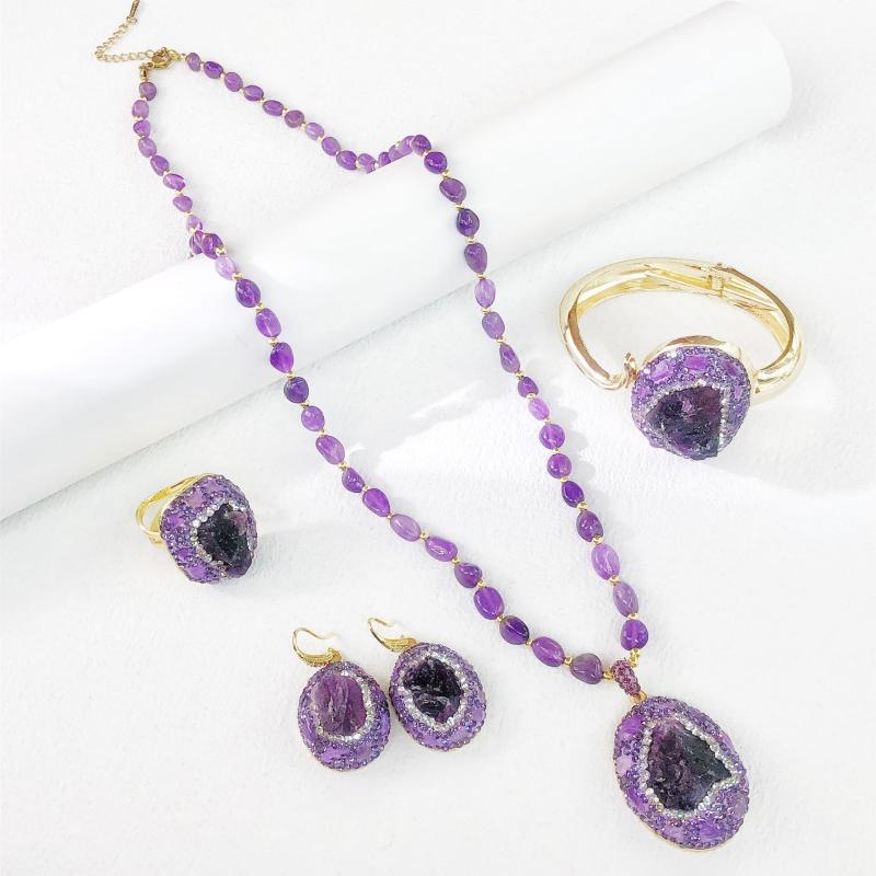 ジュエリーセット 天然紫水晶 ネックレス 指輪 イヤリング ブローチ 手首用アクセサリー ファッション 軽量 高級感 ヨーロッパスタイル 女性用 キラキラ輝く 繊細デザイン 普段使い プレゼント向き