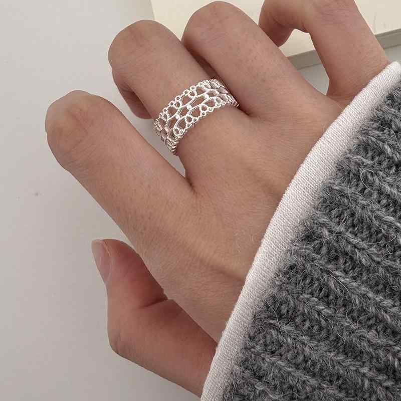 指輪 女性用 韓国 インスピレーション シンプル 小物 デザイン 開口 シルバー アクセサリー 軽量 細工 レース 編み込み 指輪 ハンドメイド ジュエリー 日常使い 開き式 リング 華奢 モダン ファッション アクセント 金属 繊細 ギフト アイデ