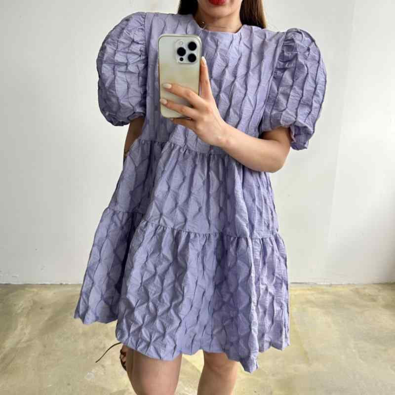 ワンピース レディース 春夏 かわいい 甘め 気品 丸首 プリーツ テクスチャー ゆったり フレア 袖 ミニ丈 軽量 コットン混 接触冷感 吸湿速乾 日常使い デート 膝上丈 フェミニン スタイル ピンク系 ブラック アイボリー カジュアル