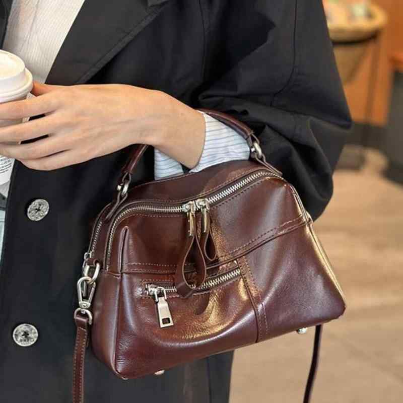 レディース 御徒面子 鞄 秋冬 牛皮 植鞣加工 返り咲き青写真 通い用 手提げ 肩かけ 心地よい 普段使い走り 百搭 小方形 軽さ ゆったり 気が大きい大きさ 体型押しかぶせる 足し加える大きさ 着痩せ 細押し出し 土手っ腹あたり近所 二の腕押しかぶせる 赤銅色系 ベージュ 黒いこと 御前上等感
