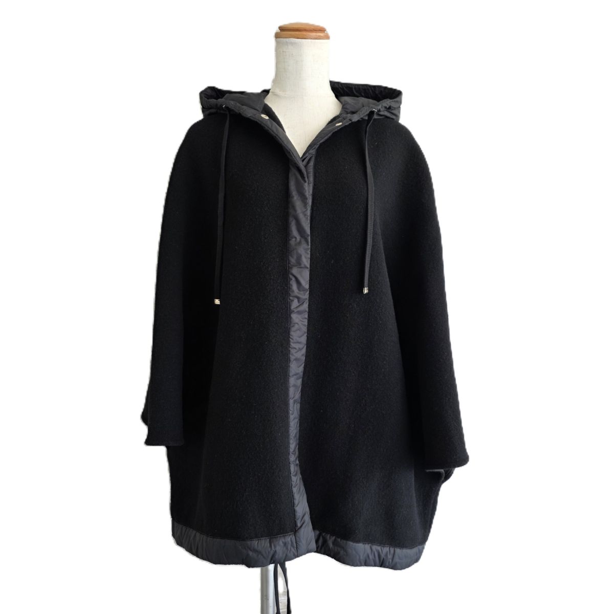 【値下げ】MONCLER モンクレール ウール×ダウン CAPE ケープ フード付き アウター 羽織 ポンチョ ウール レディース【中古】