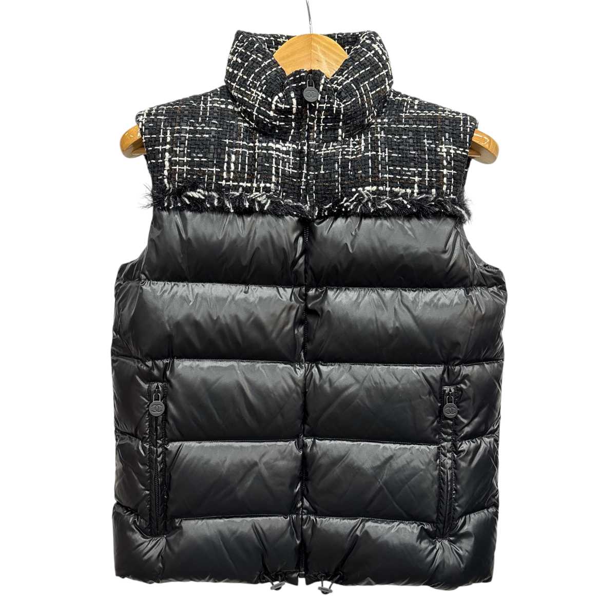 【値下げ】CHANEL シャネル ココネージュ ツイード ダウンベスト P59430V31559 #38 ツイード ナイロン ブラック マルチカラー レディース【中古】