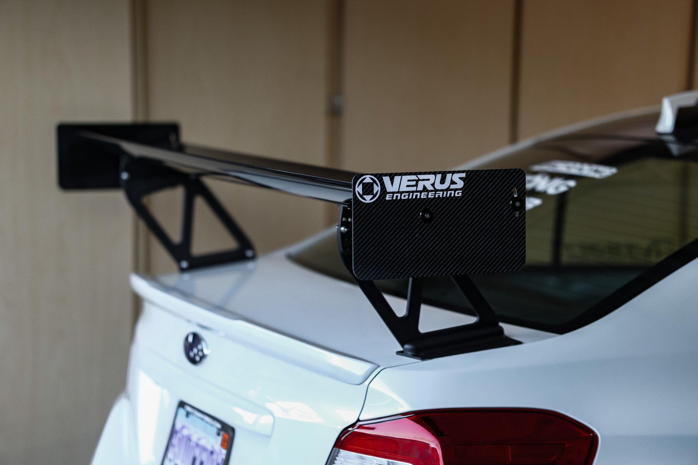 楽天市場】VERUS ENGINEERING(ヴェルスエンジニアリング)：A0197A・ヴェルスエンジニアリング・SUBARU  WRX(VAB)対応UCWリアウイング・ドライカーボン製：アルミ翼端板 : RK-ONLINE 楽天市場店