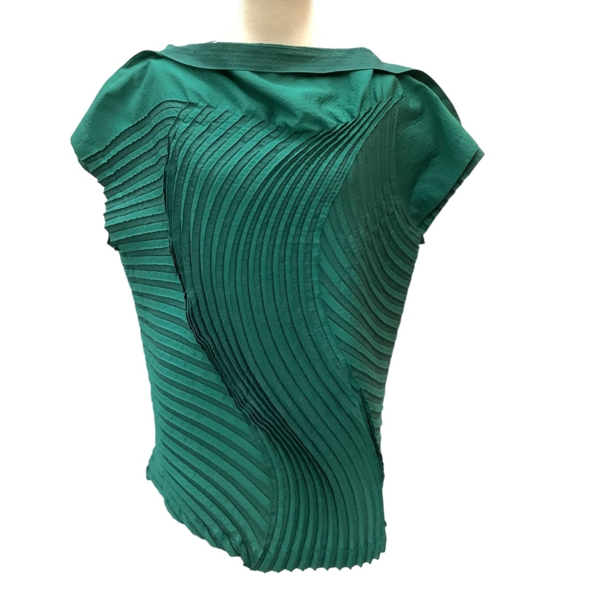 【中古】ISSEY MIYAKE イッセイミヤケ 3Dスチームストレッチプリーツ ノースリーブ カットソー IM62FJ563 グリーン Bランク|リサイクルビッグバン店