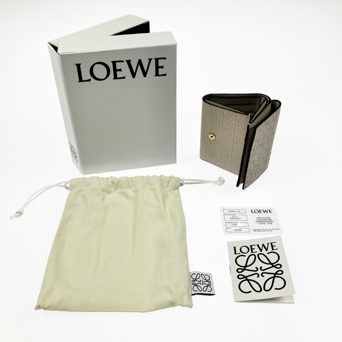 ▽▽【中古】LOEWE ロエベ 牛皮 子ウシ ミニ紙入れ 3つ折り紙入れ 箱・布袋付 262140 ベージュ B序列付ける