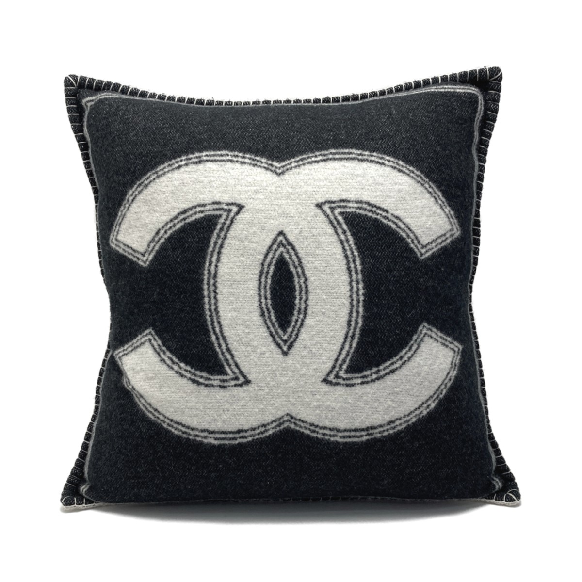 CHANEL クッション　ピンク　刺繍　ココ　セット　レア　ノベルティ CHANEL クッションピンク刺繍ココセットレアノベルティ