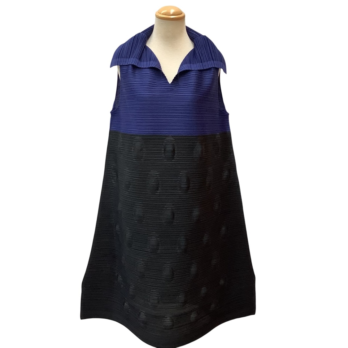 【中古】ISSEY MIYAKE イッセイミヤケ PLEATS PLEASE 変形 サークルエンボス加工 横プリーツ ワンピース ブラック Bランク