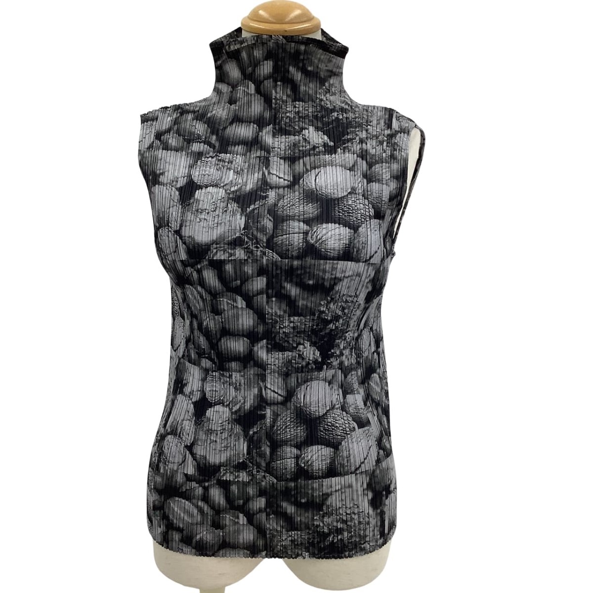 【中古】ISSEY MIYAKE イッセイミヤケ PLEATS PLEASE ノースリーブカットソー 植物柄 モノクロ SIZE 3 PP63-JK691 グレー Bランク 27,528円