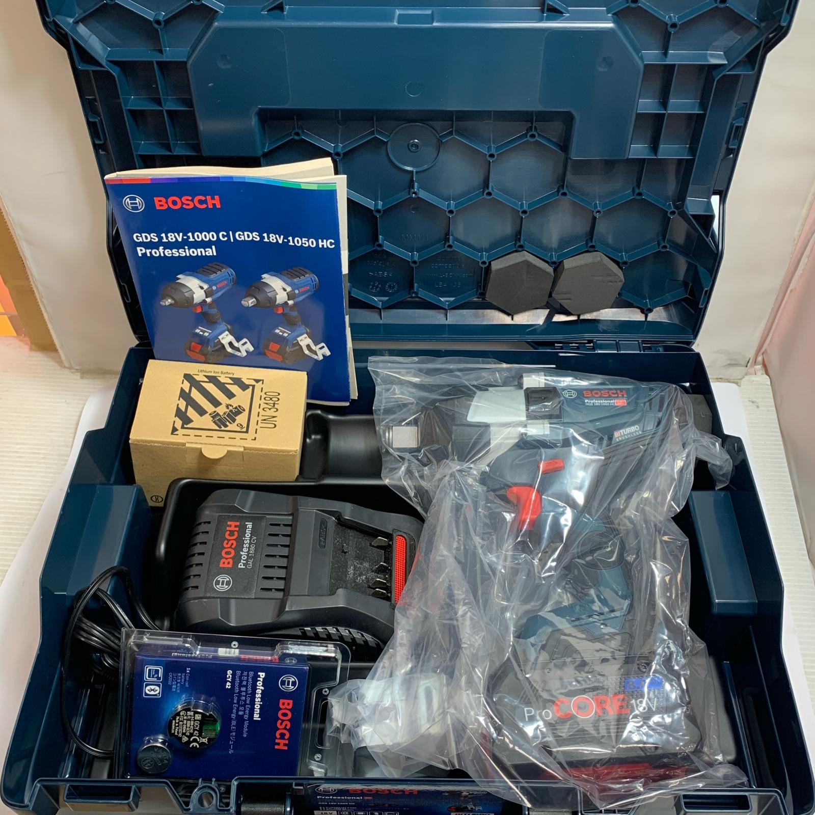 ♭♭【中古】BOSCH ボッシュ コードレスインパクトレンチ　充電器・充電池2個・ケース付　未使用品 GDS18V-1050HC ネイビー Sランク