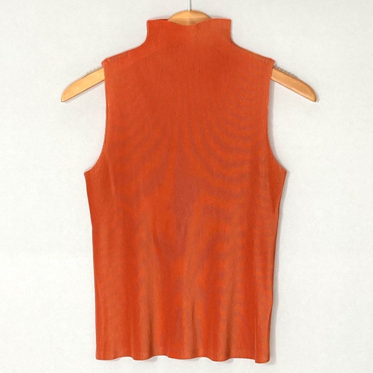 【中古】ISSEY MIYAKE イッセイミヤケ PLEATS PLEASE ノースリーブカットソー PP41-FK304 オレンジ サイズ 3 レディース Bランク｜リサイクルビッグバン店 9,625円