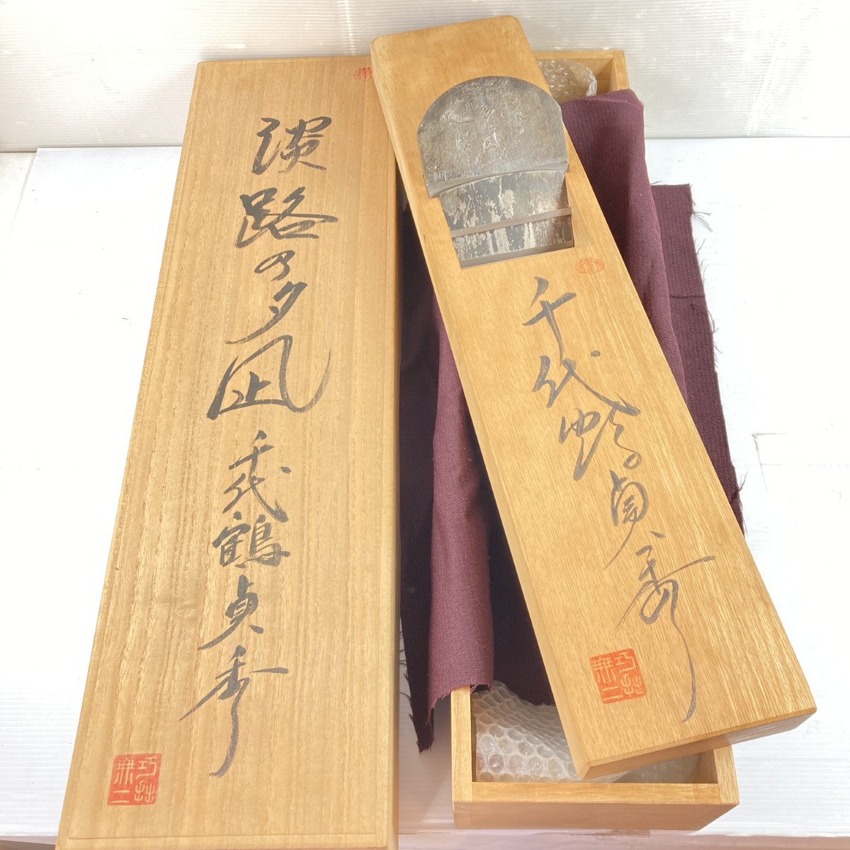 【中古】 かんな 大鉋「淡路の夕凪」千代鶴貞秀 刃巾96mm 白樫台約580mm 桐箱付 Aランク