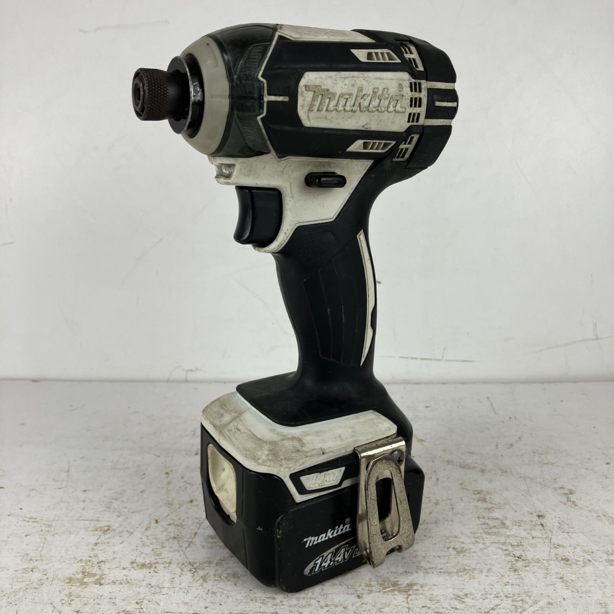 ЗЗ【中古】MAKITA マキタ 14.4v 充電式インパクトドライバ バッテリーx1付 ※充電器無し TD138D ホワイト Cランク