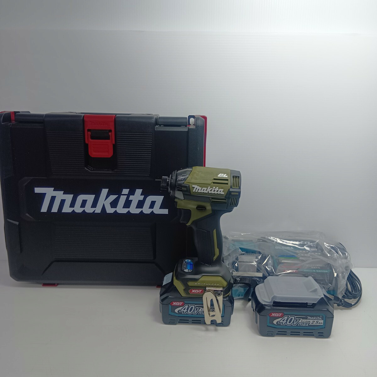 【中古】MAKITA マキタ ンパクトドライバ　未使用品(S) 充電器・充電池2個・ケース付 TD002GRDXO オリーブ Sランク