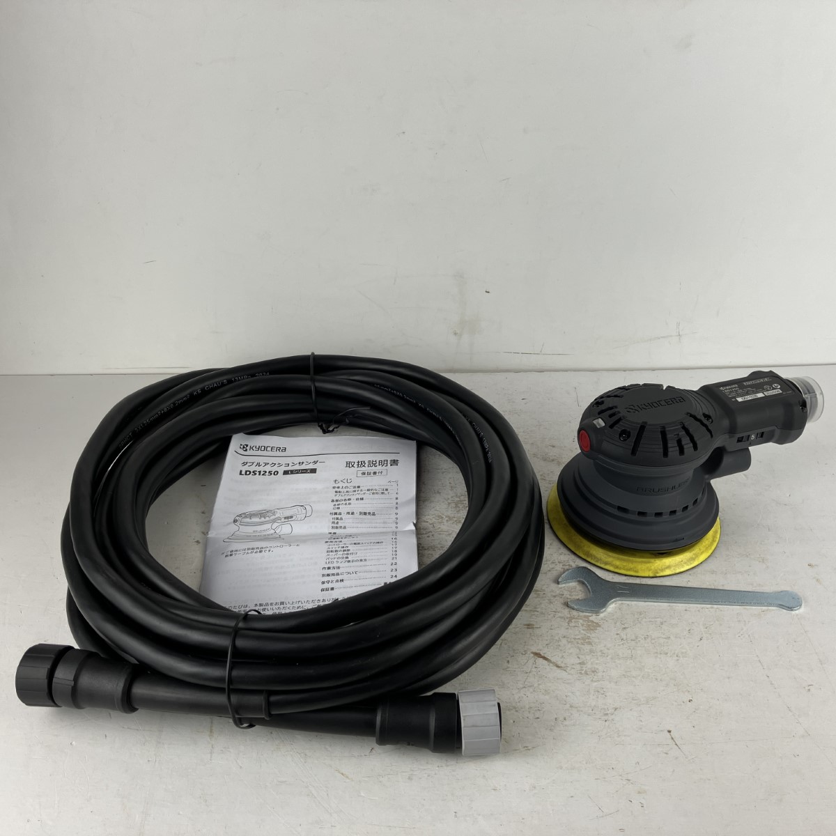 ЗЗ【中古】KYOCERA キョウセラ 100v 125粍 ダブルアクションサンダー 脱着有線テレビ(10m)付 LDS1250 黒いこと B序列付ける DIY・工具-花・ガーデン・DIY