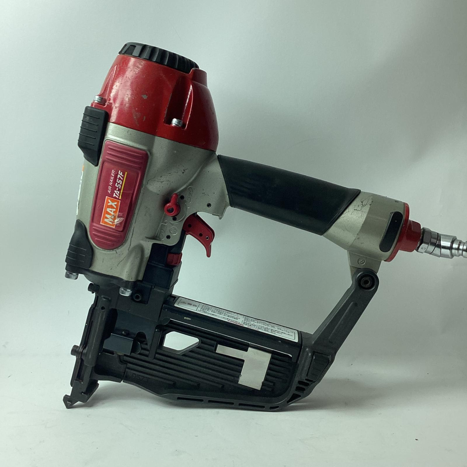【中古】MAX マックス エアタッカ 常圧 本体のみ 32mm~57mm TA-557F/957T レッド Cランク｜リサイクルビッグバン店